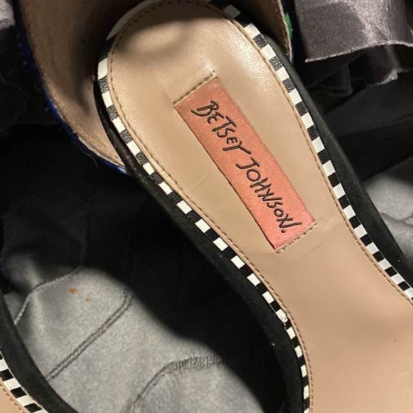 Betsey Johnson Rako - Picture 5 of 11